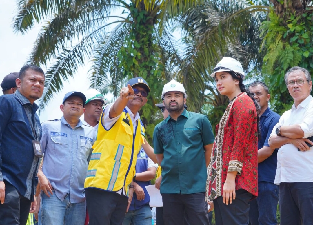 Annisa dan Zigo Rolanda meninjau proyek strategis infrastruktur di Dharmasraya.(Foto: IST)
