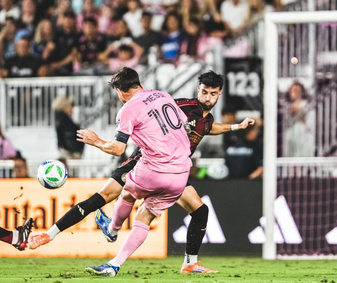 Bintang Argentina Lionel Messi melewati pertahanan Atlanta United sebelum menuntaskan gol indah untuk Inter Miami. (Foto: Instagram @intermiamicf)