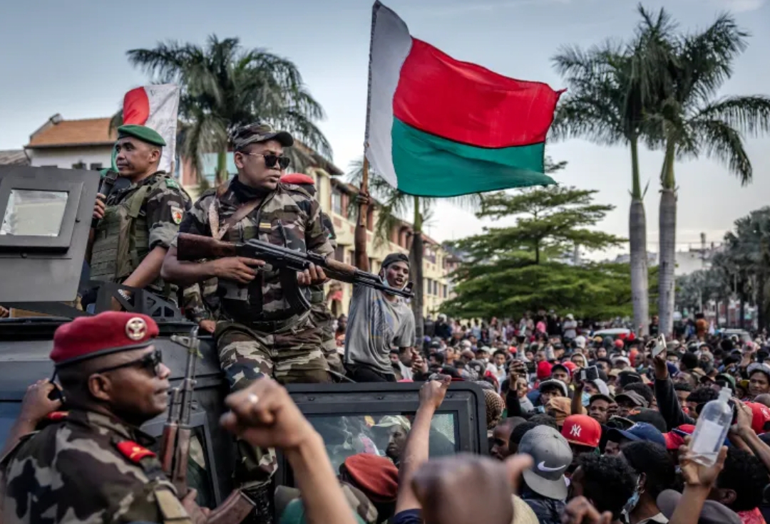 Tentara CAPSAT Madagaskar berkumpul bersama para pengunjuk di Balai Kota Antananarivo pada 11 Oktober 2025. (Foto: Luis Tato/AFP)