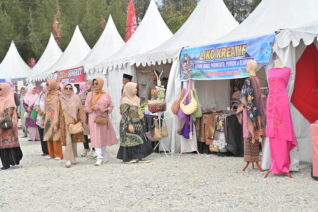 Festival 5 Danau menampilkan beragam kegiatan seperti pertunjukan seni budaya, lomba olahraga tradisional, pameran UMKM lokal, dan wisata kuliner khas Solok.