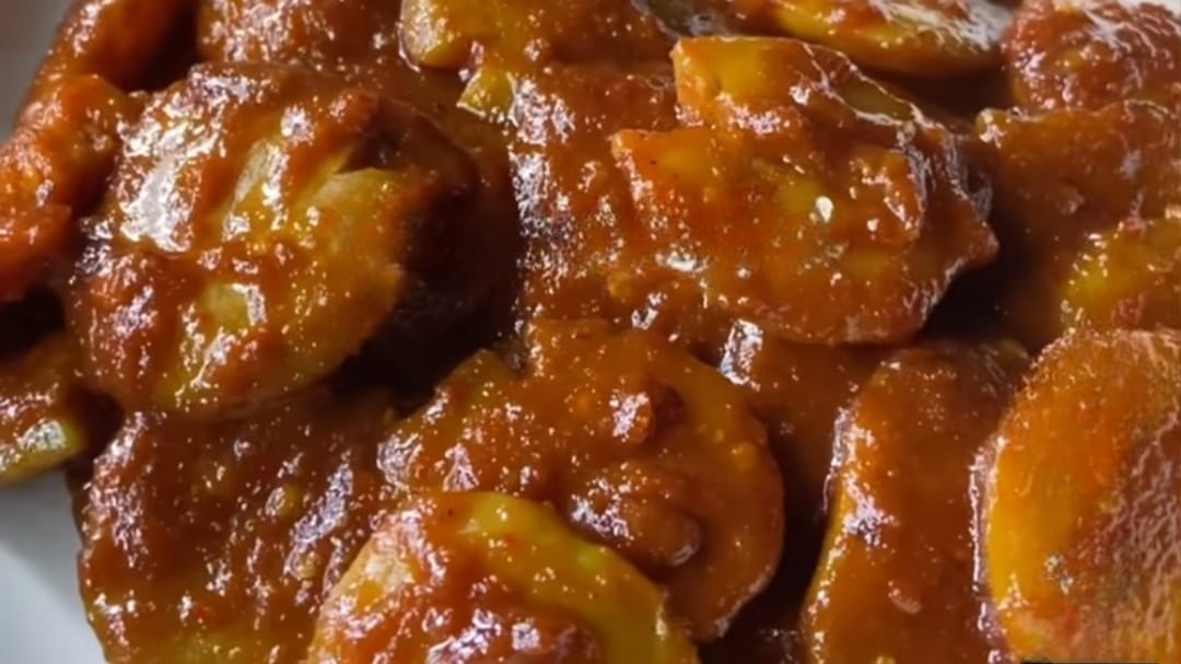 Resep semur jengkol viral dari TikTok Nurulftr bikin nasi cepat habis. Perpaduan bumbu pedas, manis, dan gurih yang menggoda.