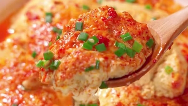 Resep Telur Rebus Bubuk Cabai menawarkan sensasi pedas gurih yang menggugah selera. Makanan simple ini cocok untuk lauk nasi hangat. Yuk cobain resep praktisnya! (Facebook Resep Bunda)