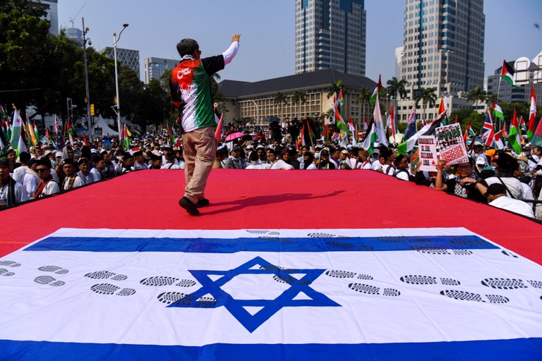 KONSISTENSI DUKUNG PALESTINA: Pengunjuk rasa dari berbagai elemen masyarakat menggelar aksi solidaritas &ldquo;Indonesia Lawan Genosida, Dukung Palestina Merdeka&rdquo; di Jakarta, Minggu (12/10).
