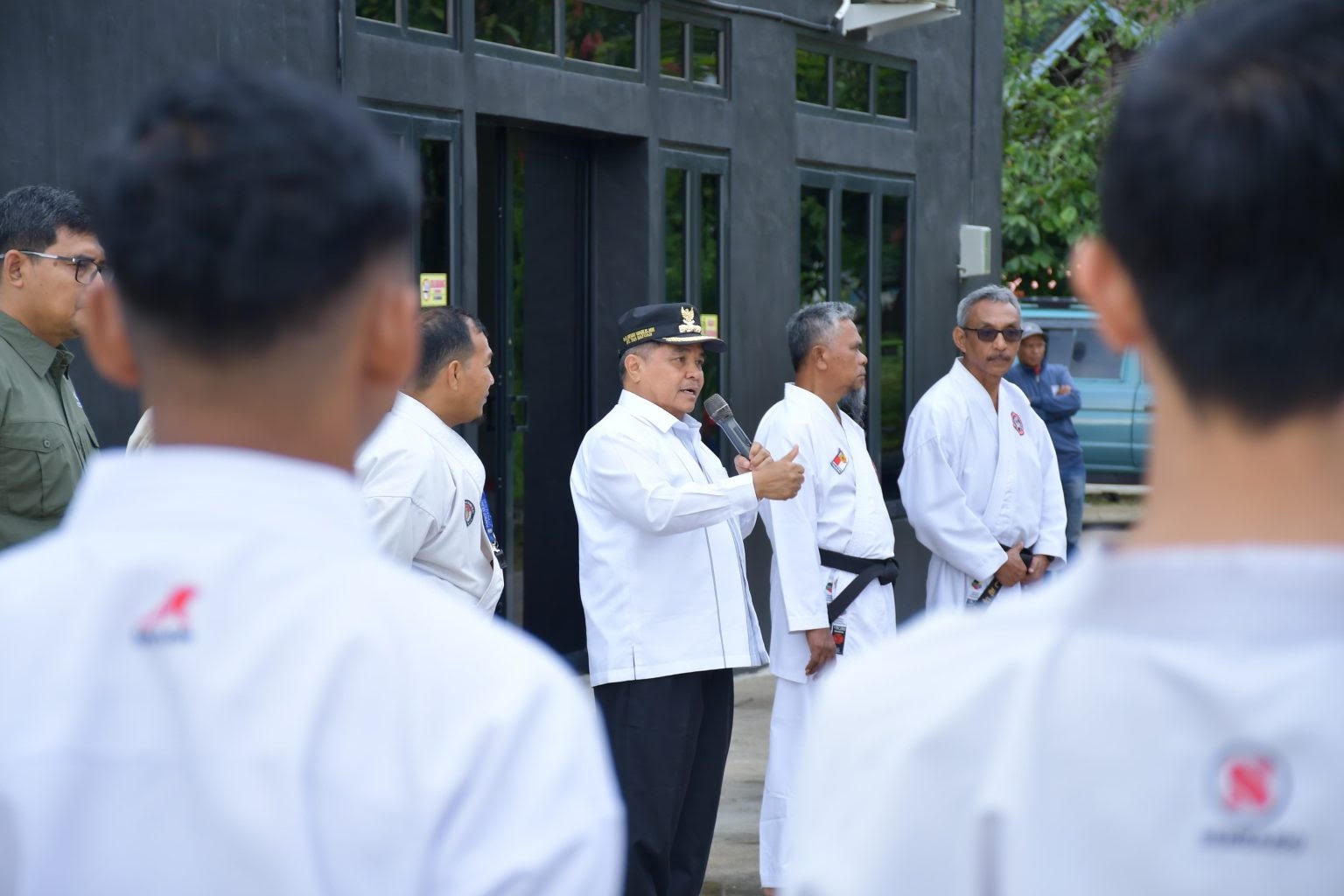 Bupati Agam Benni Warlis memberi semangat kepada ratusan karateka se-Agam saat mengikuti Latihan Gabungan INKANAS.