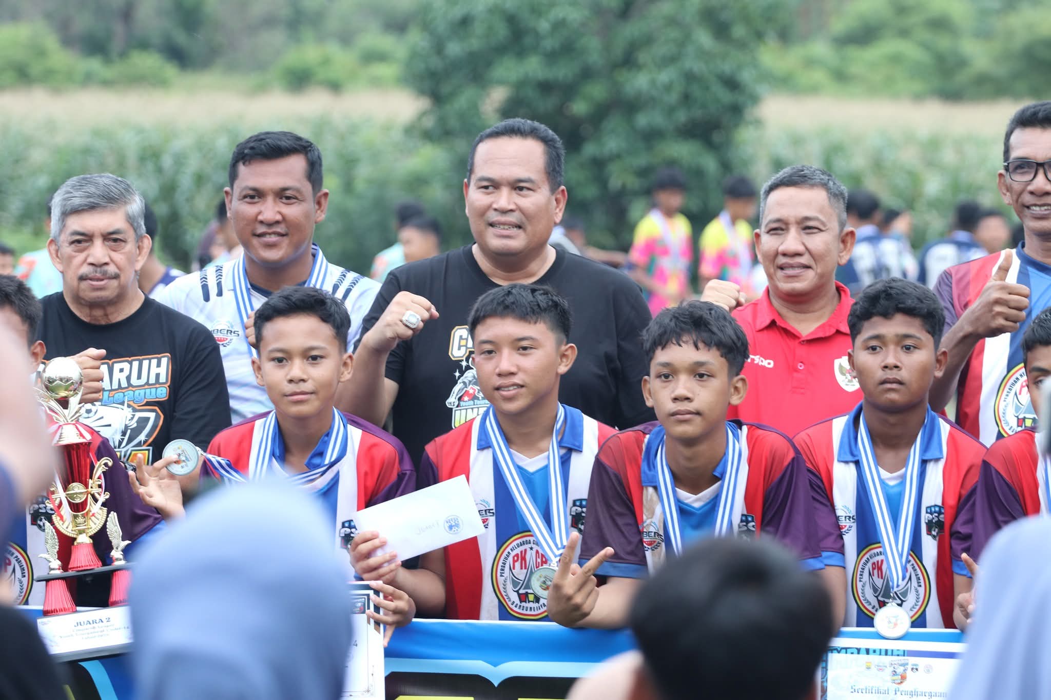 Wali Kota Pariaman Yota Balad bersama Bintang Timur Payakumbuh yang menjuarai Cimparuh League U-14 Sumbar 2025.