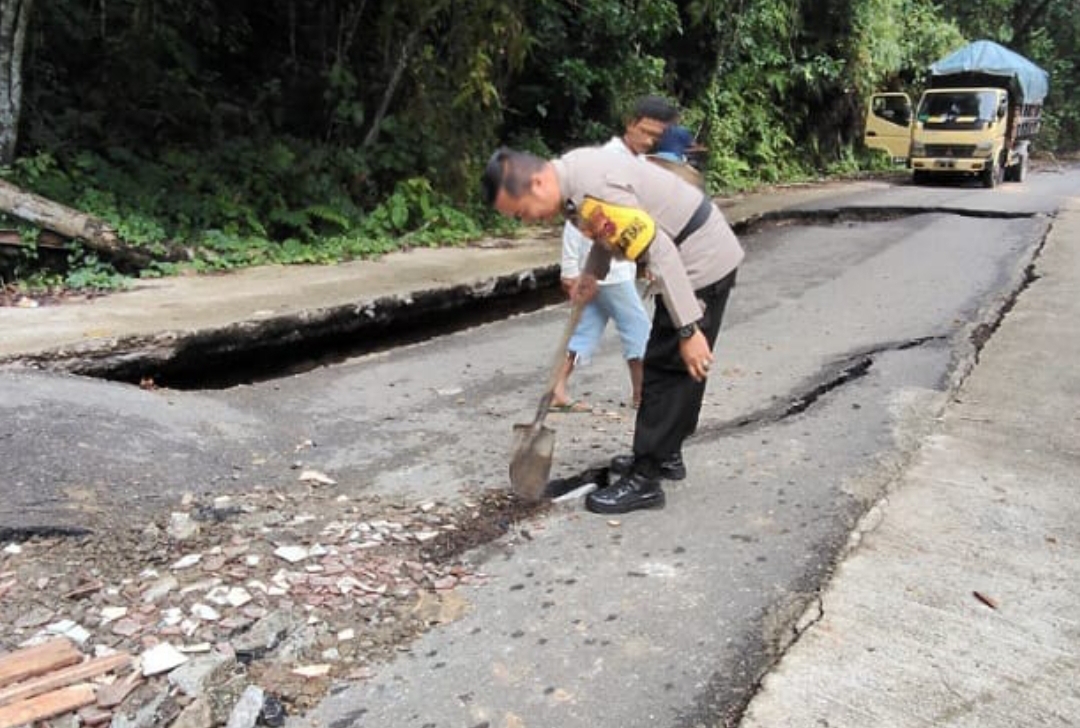 Kondisi Jalan Muaro-Silokek yang rusak parah membuat akses ke Geopark Silokek sementara ditutup.(Foto: Polsek Sijunjung)