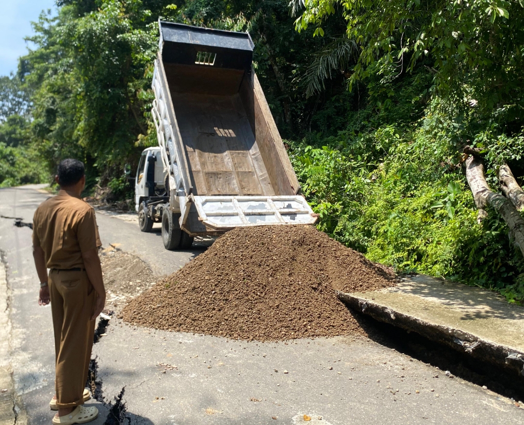 Tim Dinas PUPR Sijunjung perbaiki jalan Muaro-Silokek yang terban akibat hujan deras. (Foto: Ridwan Silokek)