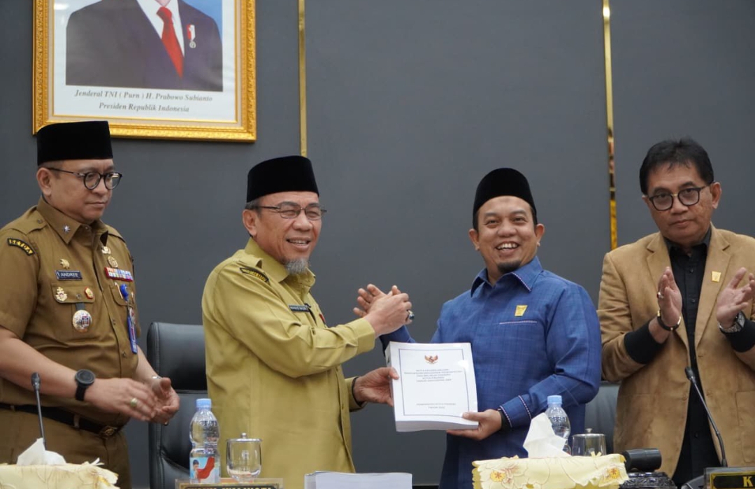 Wakil Wali Kota Padang Maigus Nasir menyampaikan nota pengantar R-APBD 2026 dalam rapat paripurna DPRD Kota Padang, Senin (13/10/2025). (Foto: Prokopim)
