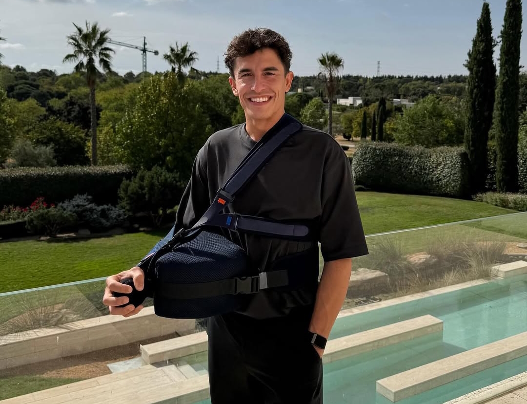 Marc M&aacute;rquez terlihat tersenyum usai menjalani operasi bahu kanan di Madrid, Spanyol. Pebalap Ducati itu kini fokus menjalani pemulihan cedera. (Foto: Instagram @marcmarquez93)