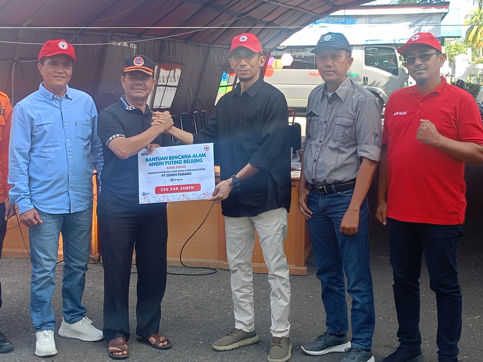 PT Semen Padang salurkan 250 zak semen untuk korban angin puting beliung di Kota Solok, Sabtu (11/10/2025).
