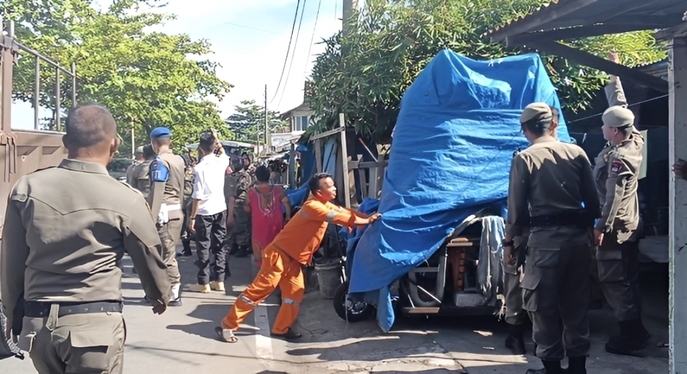 Satpol PP Padang tertibkan lapak pedagang di Pantai Padang untuk menjaga ketertiban umum dan keindahan kawasan wisata favorit masyarakat Kota Padang.