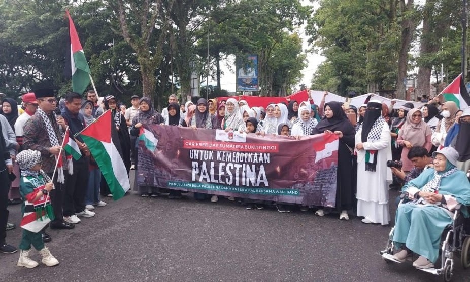 Wakil Wali Kota Bukittinggi, Ibnu Asis, membuka kegiatan Aksi Bela Palestina dalam rangka car free day di Lapangan Kantin, Bukittinggi, Minggu (12/10).