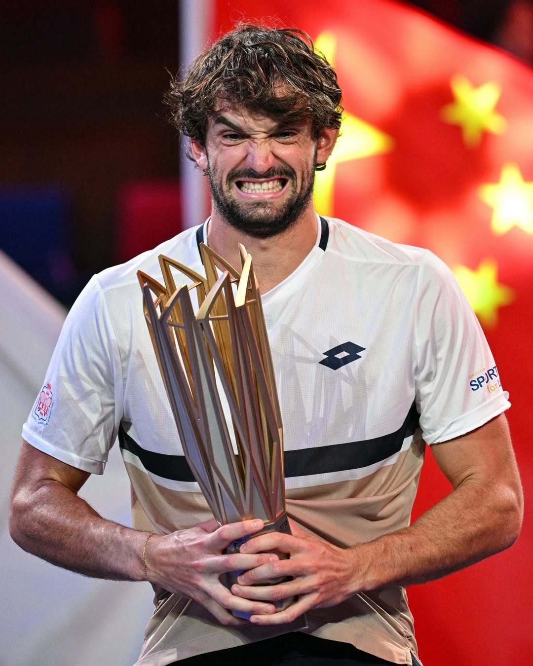 Petenis Monako Valentin Vacherot berpose dengan trofi juara Shanghai Masters 2025 di Qizhong Forest Sports City Arena pada Minggu (12/10) malam waktu setempat.