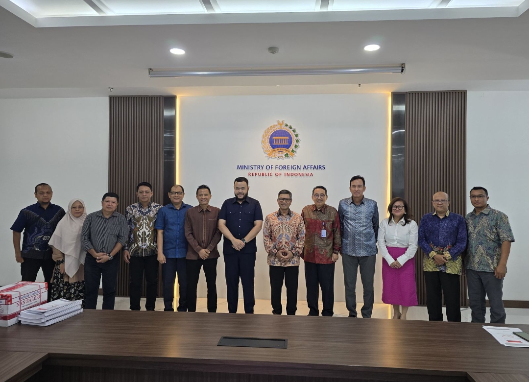Wali Kota Padang Fadly Amran bersama Sekjen Kemenlu RI Denny Abdi membahas peluang kerja sama luar negeri di Jakarta, Senin (13/10/2025). (Foto: Prokopim)
