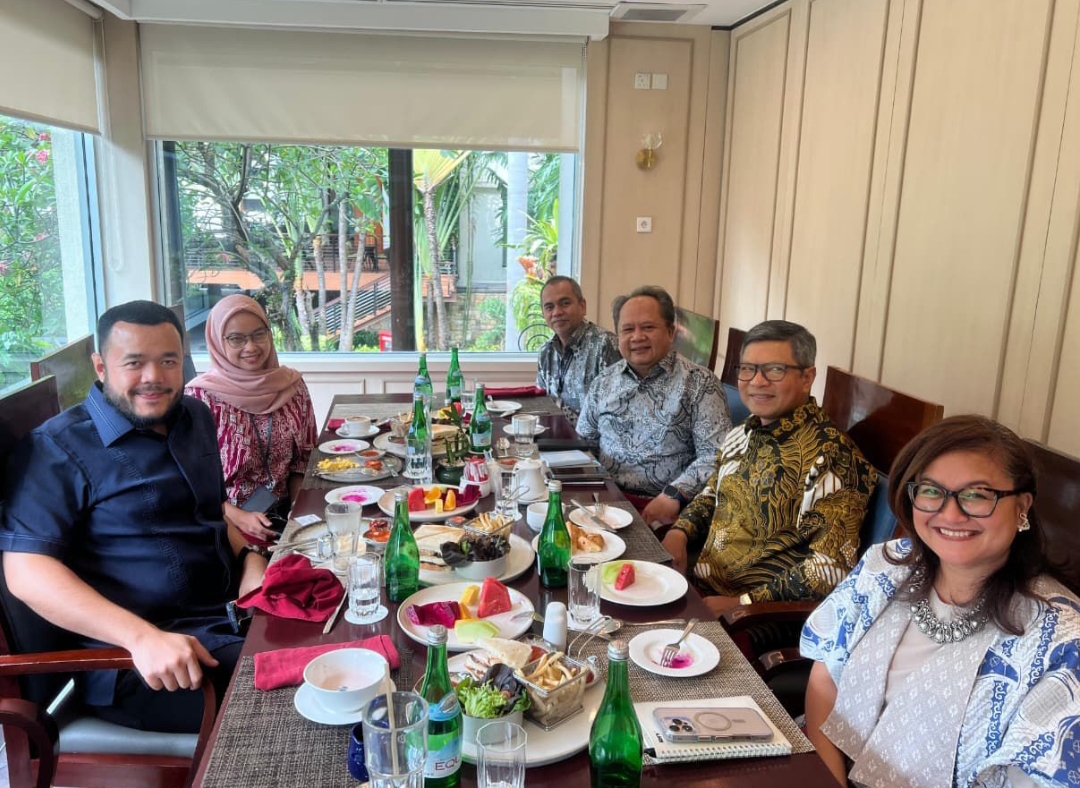 Wali Kota Padang Fadly Amran bertemu Wakil Dubes RI untuk Jerman Fajar Wirawan Harijo di Jakarta, Rabu (15/10/2025), membahas kerja sama Sister City. (Foto: Prokopim)