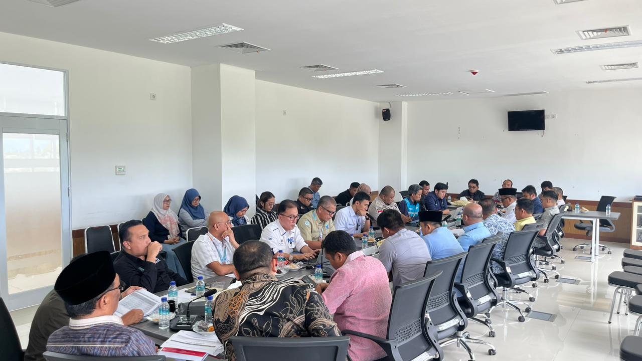 Rapat Banggar DPRD Padang bersama manajemen 2 BUMN dan 3 BUMD, Selasa (14/10/2025).