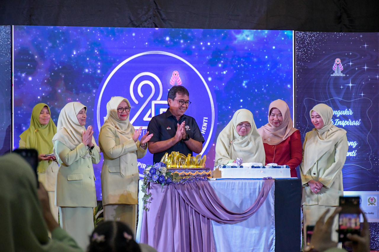 Forum Komunikasi Istri Karyawan Semen Padang rayakan 25 tahun kiprah inspiratif dalam kegiatan sosial, keluarga, dan pemberdayaan perempuan.