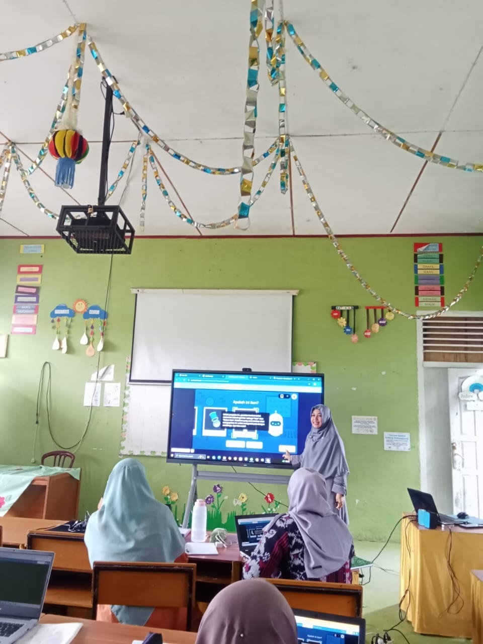 DIBAHAS: Para guru SD Negeri 28 Payakumbuh membahas program kerja yang akan dijalani murid.
