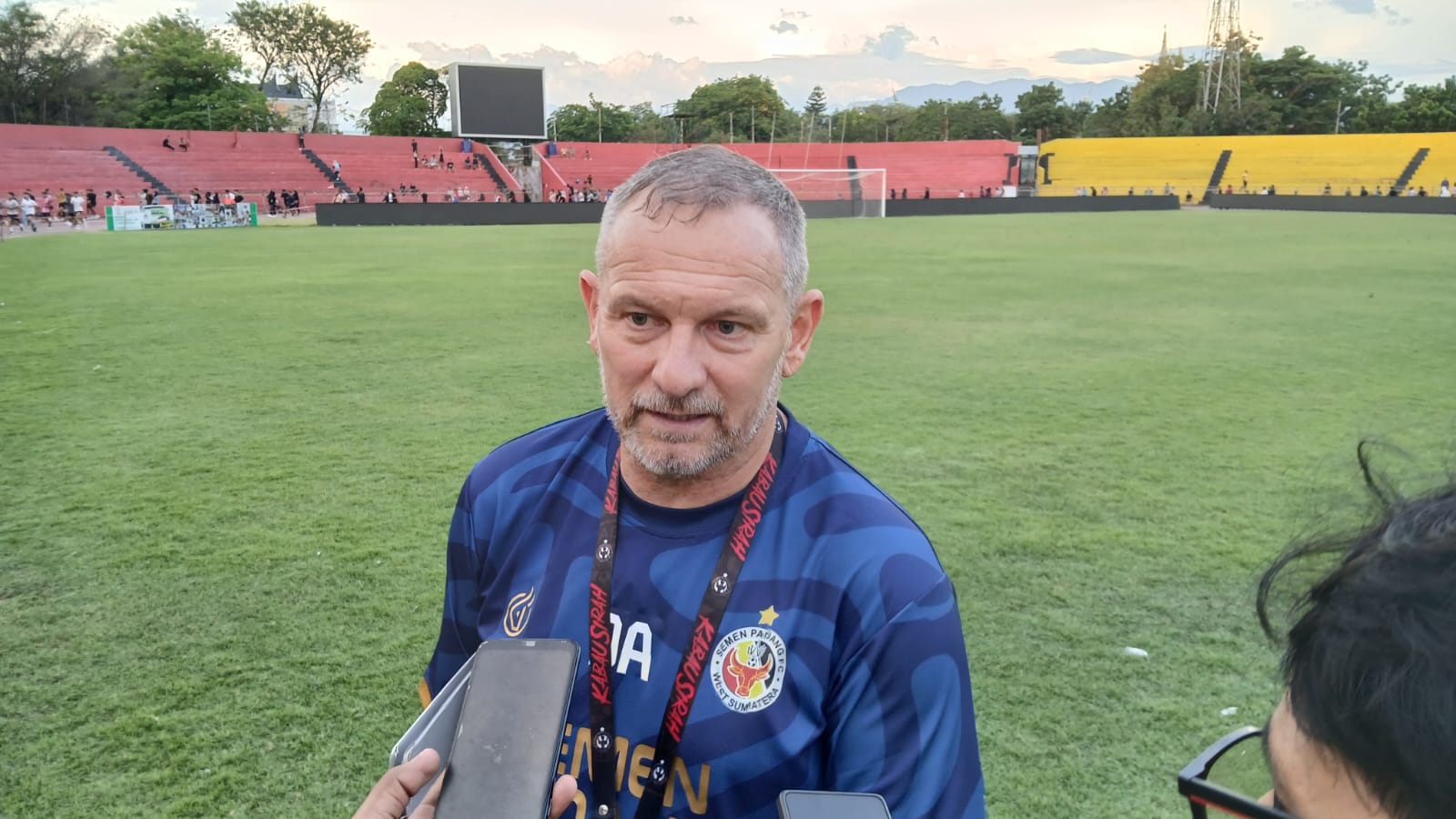 Pelatih Semen Padang FC, Dejan Antonic saat memberikan keterangan.