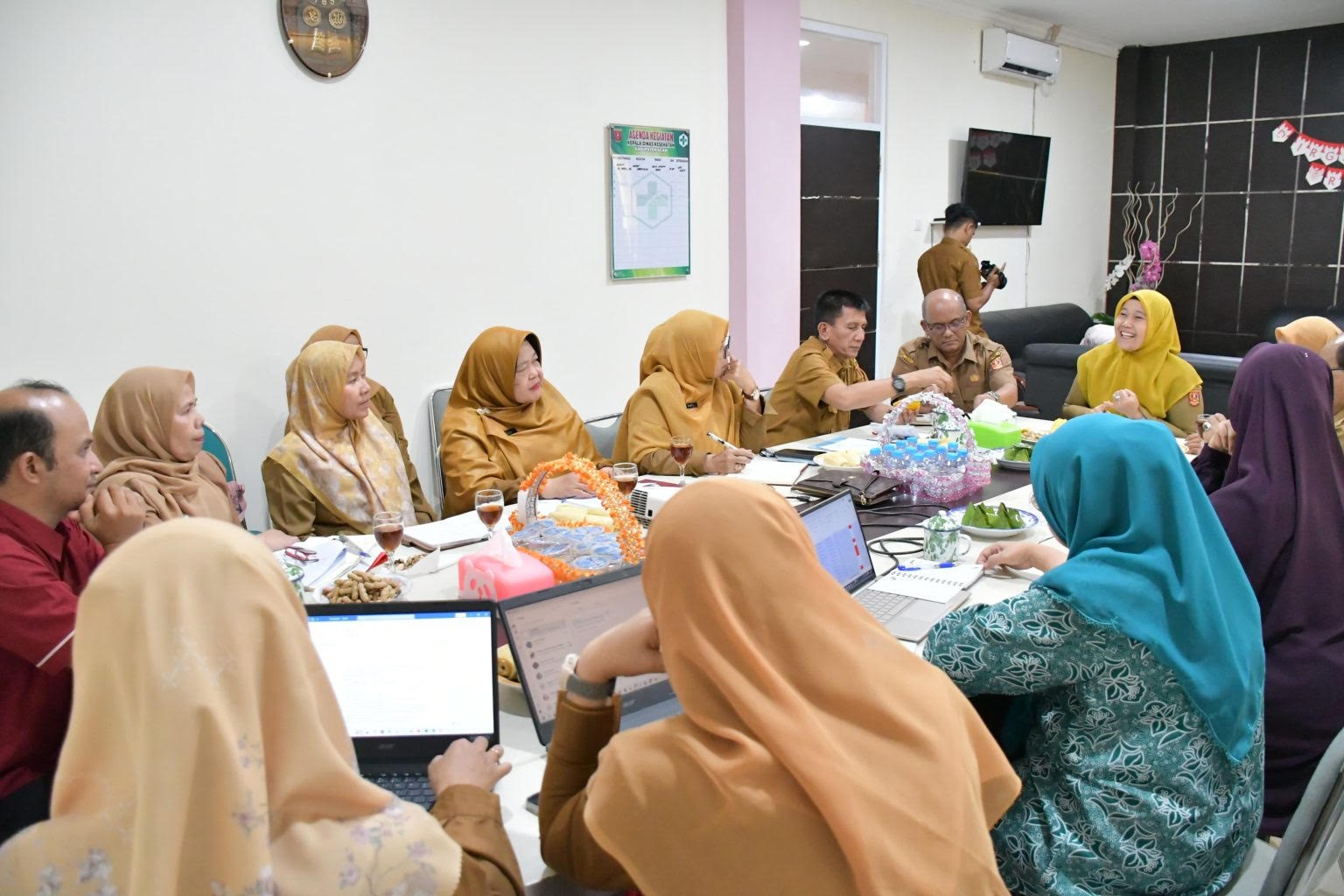 SINKRONISASI DATA: Tim Penggerak PKK Kabupaten Agam bersama sejumlah Organisasi Perangkat Daerah (OPD) saat rapat koordinasi bertajuk &ldquo;Ngopi Bareng PKK&rdquo; di kantor Dinas Kesehatan Agam, kemarin.