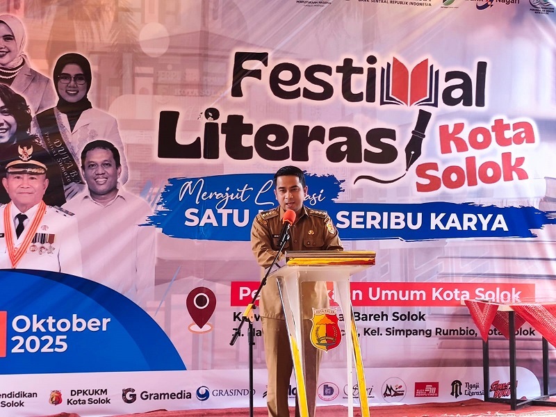 KOMITMEN: Wali Kota Solok, Ramadhani Kirana Putra, membuka Festival Literasi 2025 di Gedung Perpustakaan Umum Kota Solok, Selasa (14/10).