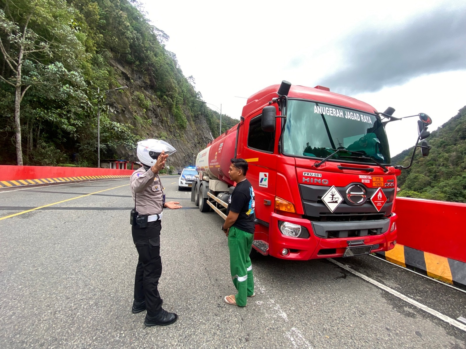 ATENSI: Kanit Turjawali Satlantas Polres Limapuluh Kota, Ipda Yoza Prima, memberikan teguran dan edukasi kepada pengemudi kendaraan yang parkir di Jembatan Layang Kelok Sembilan, Rabu (15/10).