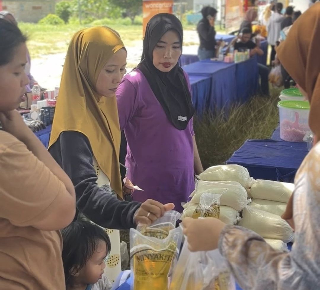 Warga berbelanja di pasar murah di Lapangan Volly, Jalan Bahagia, Ulak Karang Selatan, Kecamatan Padang Utara, Rabu (15/10).