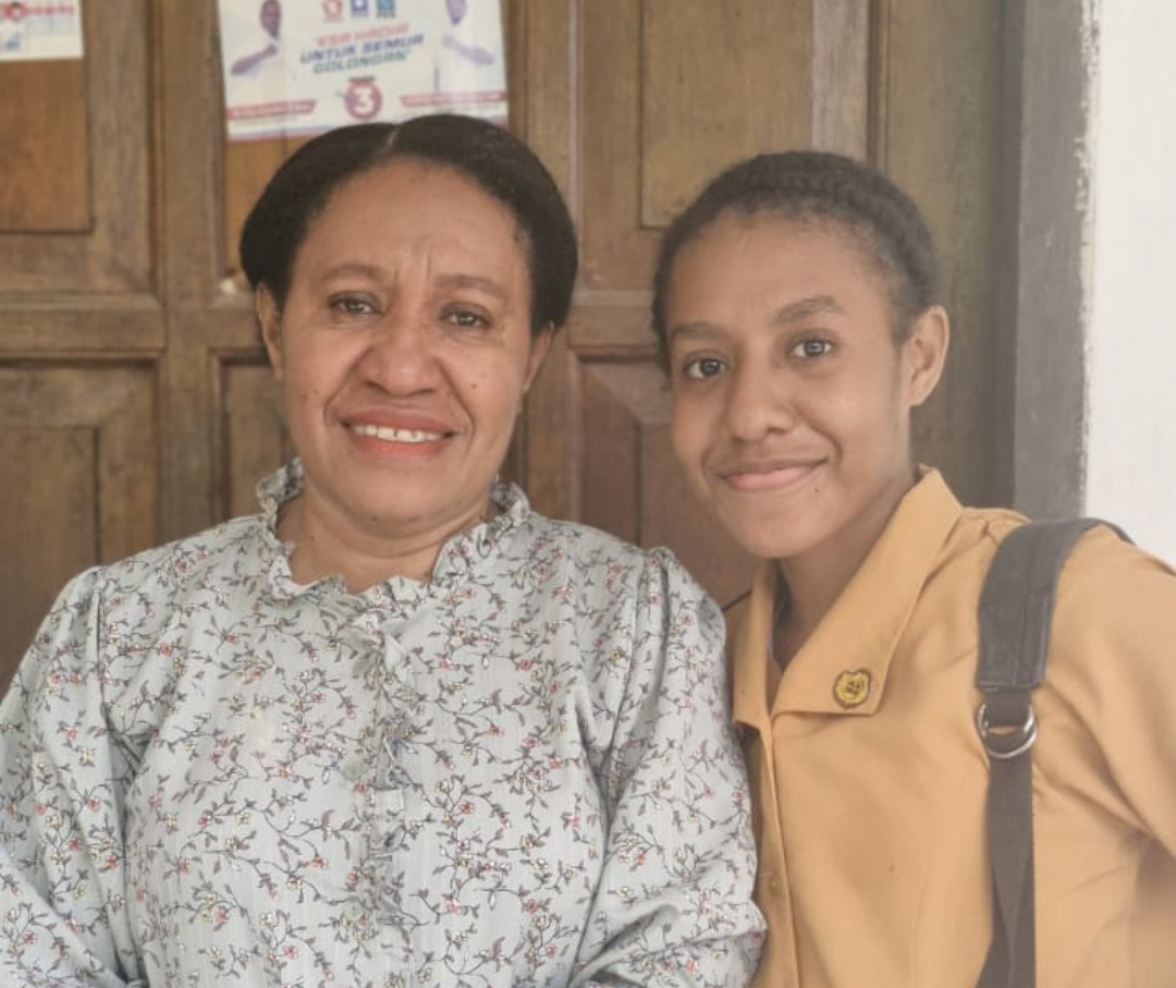 Martina Kambu (kiri), ASN asal Papua Barat Daya, bersama putrinya Julita Abigael Kambuaya, siswa SMA Averos Sorong yang terpilih dalam program Sekolah Unggul Garuda. (Foto: PCO)