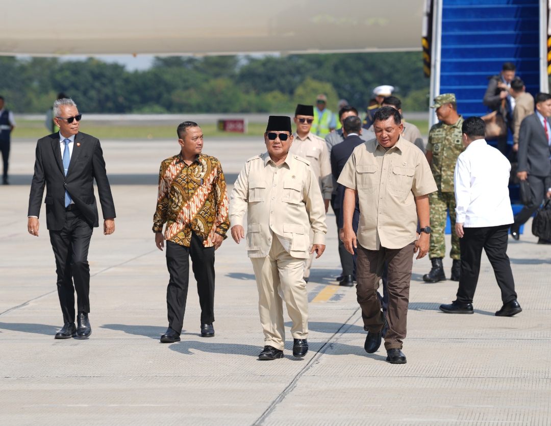 Presiden RI Prabowo Subianto tiba di Lanud Halim Perdanakusuma, Jakarta Timur, usai menghadiri KTT Perdamaian Gaza di Syarm al-Sheikh, Mesir, Selasa (14/10/2025).(Foto: PCO)