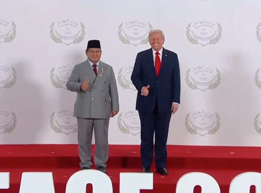 Momen diplomatik menarik di KTT Gaza, saat Donald Trump memuji Presiden Prabowo Subianto dan disambut tepuk tangan pemimpin dunia di Sharm El-Sheikh.(Foto: PCO)