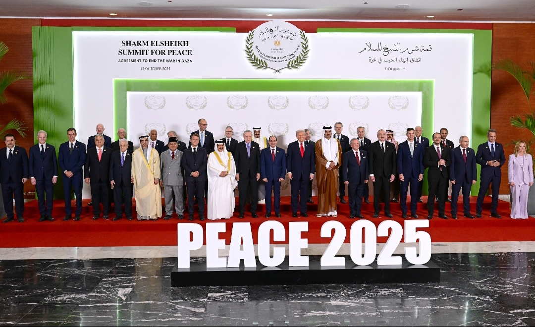 Presiden RI Prabowo Subianto bersama pemimpin dunia usai penandatanganan kesepakatan gencatan senjata di KTT Perdamaian Gaza 2025 di Mesir, Senin (13/10).(Foto: PCO)