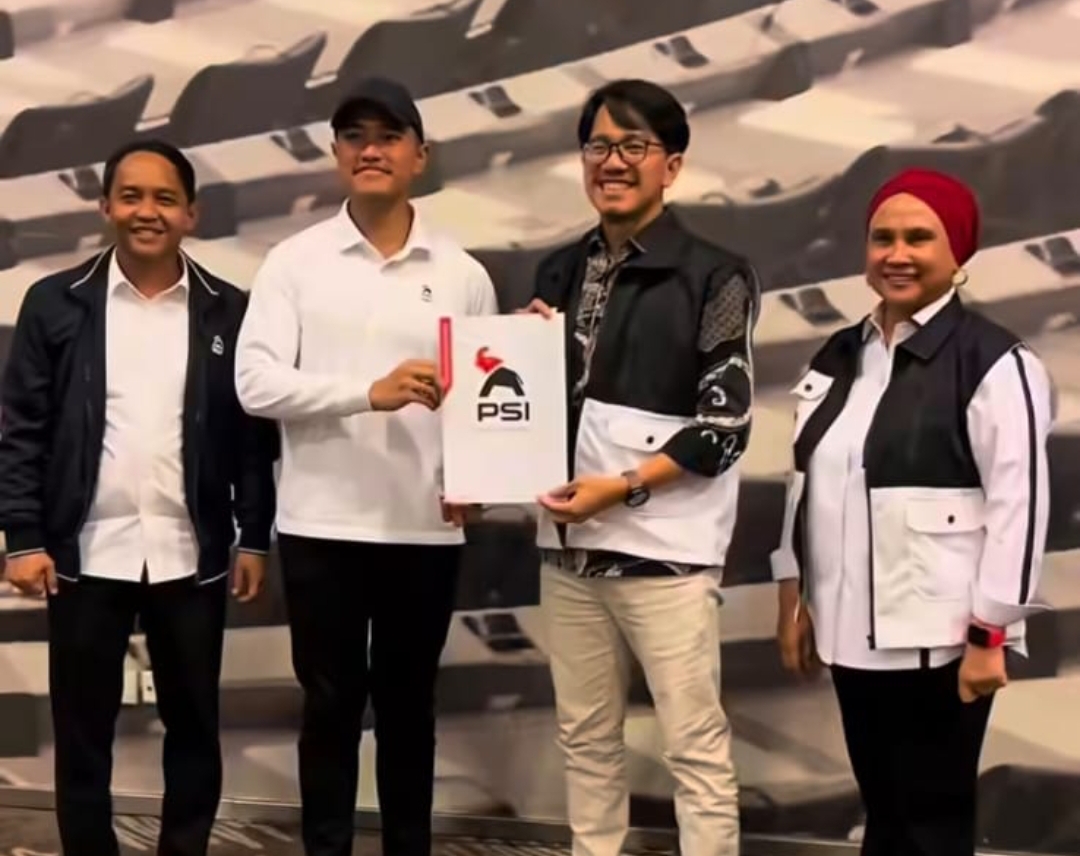 Kaesang Pangarep menyerahkan SK penunjukan Taufiqur Rahman sebagai Ketua PSI Sumbar saat konsolidasi DPP PSI.(Foto: IST)