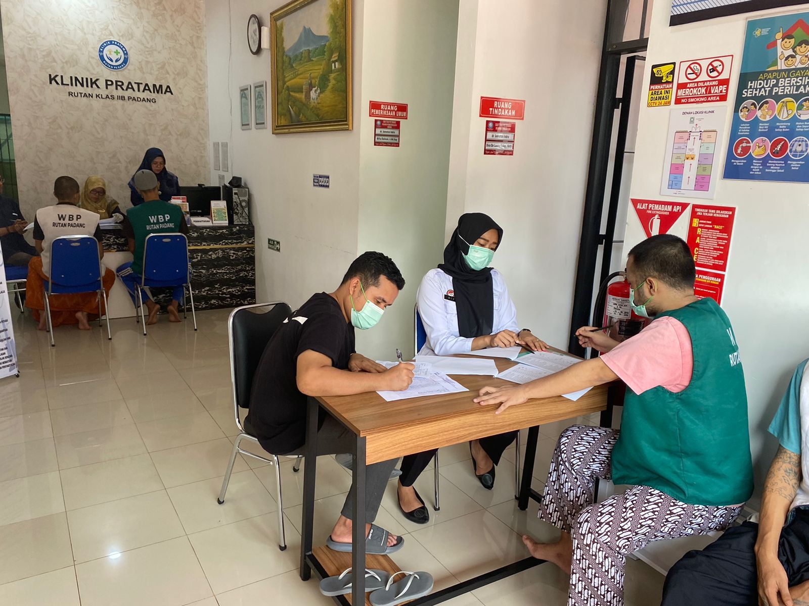 Warga Binaan Pemasyarakatan (WBP) saat melakukan cek kesehatan di Klinik Pratama Rutan Kelas IIB Padang.