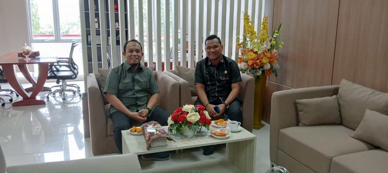 Ketua DPRD Kota Padang, Muharlion, menerima kunjungan kerja Ketua DPRD Kabupaten Bungo, Provinsi Jambi, Muhammad Adani, di ruang kerjanya, Kamis (16/10/2025).