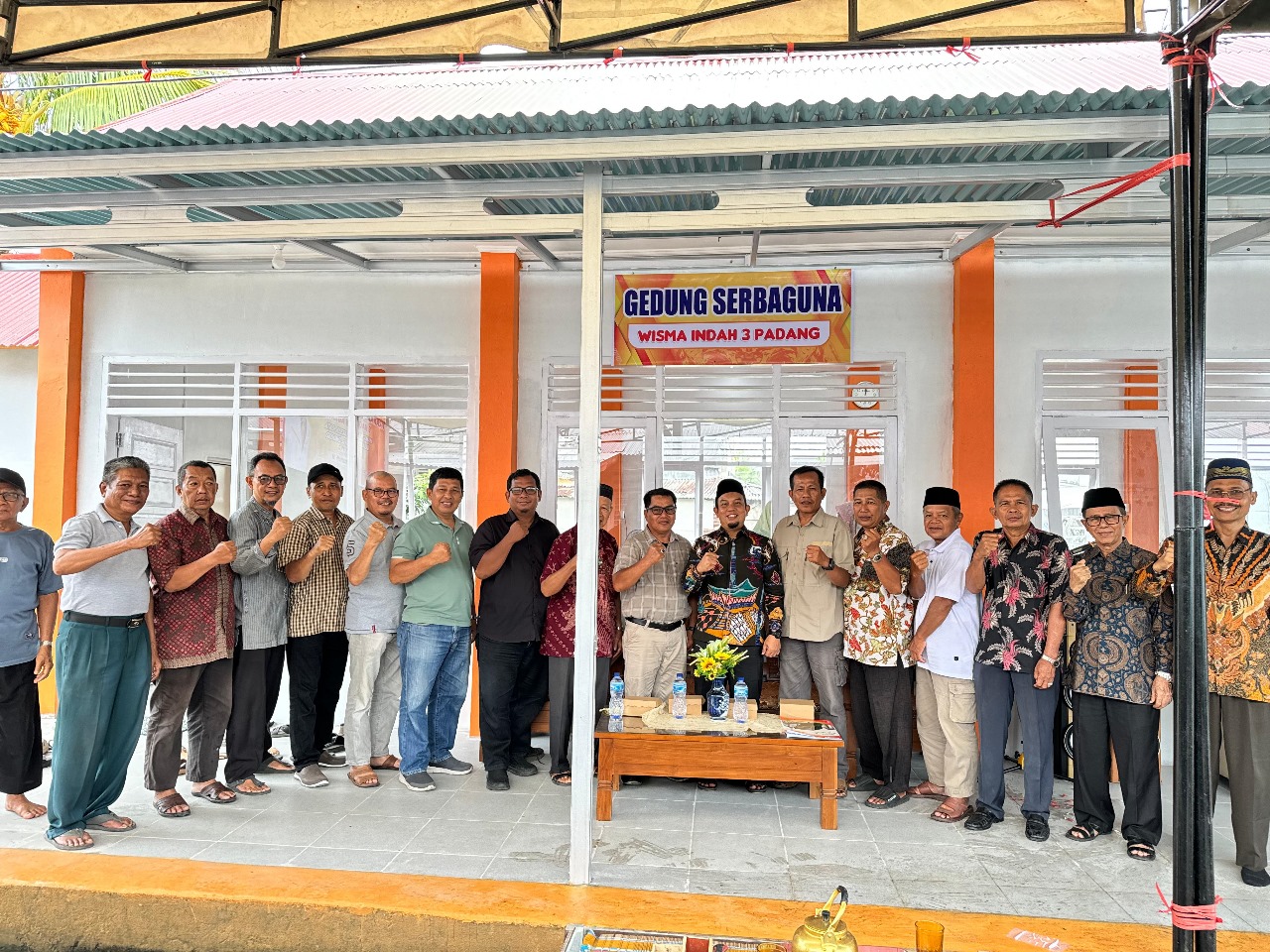 Ketua DPRD Padang Muharlion resmikan Gedung Serbaguna Wisma Indah 3 di Perupuk Tabing, dorong warga jaga kebersamaan dan semangat gotong royong.