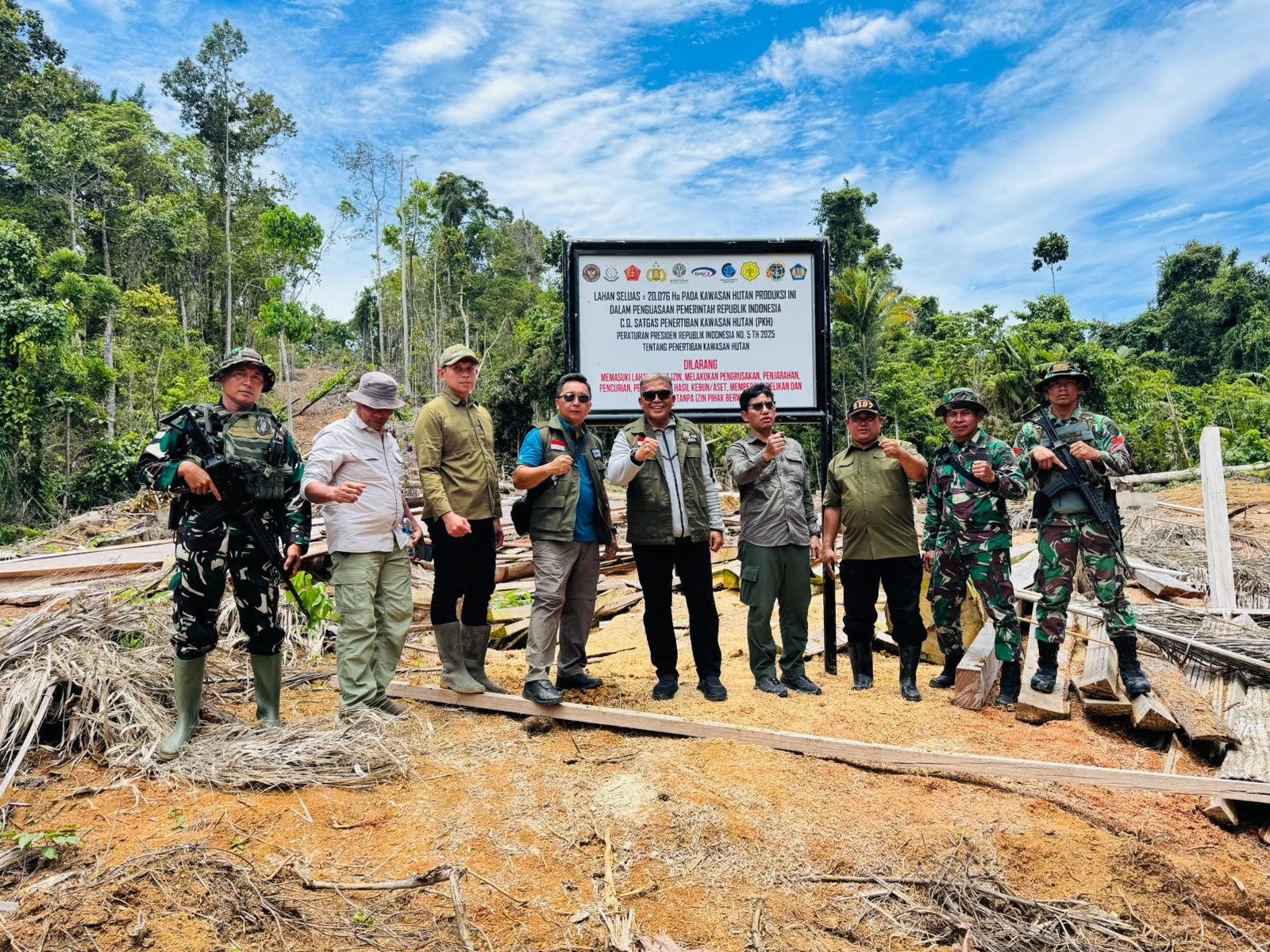 TINDAKLANJUT: Satgas Penertiban Kawasan Hutan (PKH) saat melakukan penertiban terhadap aktivitas perusahaan kayu PT BRN di Dusun Taraet, Desa Betumonga, Kecamatan Sipora Utara, Kepulauan Mentawai.