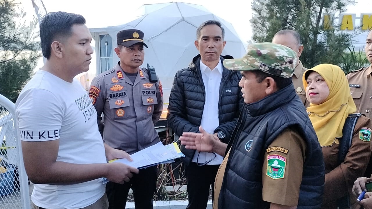 PENGHENTIAN SEMENTARA: Bupati Solok H. Candra menyerahkan SK Bupati Nomor: 600-321-2025 kepada perwakilan manajemen PT Lakeside Alahan Wisata di lokasi usaha.