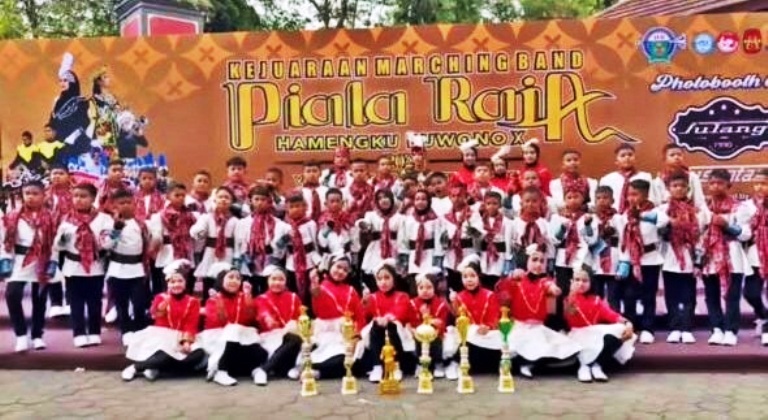 MEMBANGGAKAN: Marching Band Gema Nada SD IT IPHI Payakumbuh berpose bersama usai meraih Juara Umum Junior Brass pada Kejuaraan Marching Band Piala Raja Hamengkubuwono X di Yogyakarta, Oktober 2025.