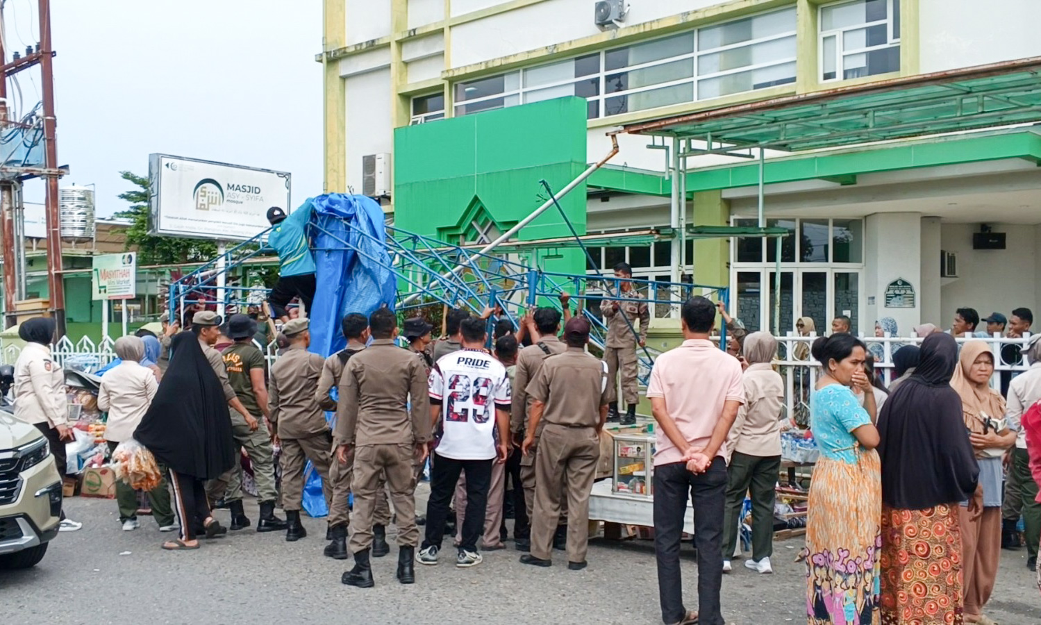 Satpol PP Padang tertibkan PKL yang berjualan di atas fasum dan drainase di Gunung Pangilun, Kamis (16/10/2025).