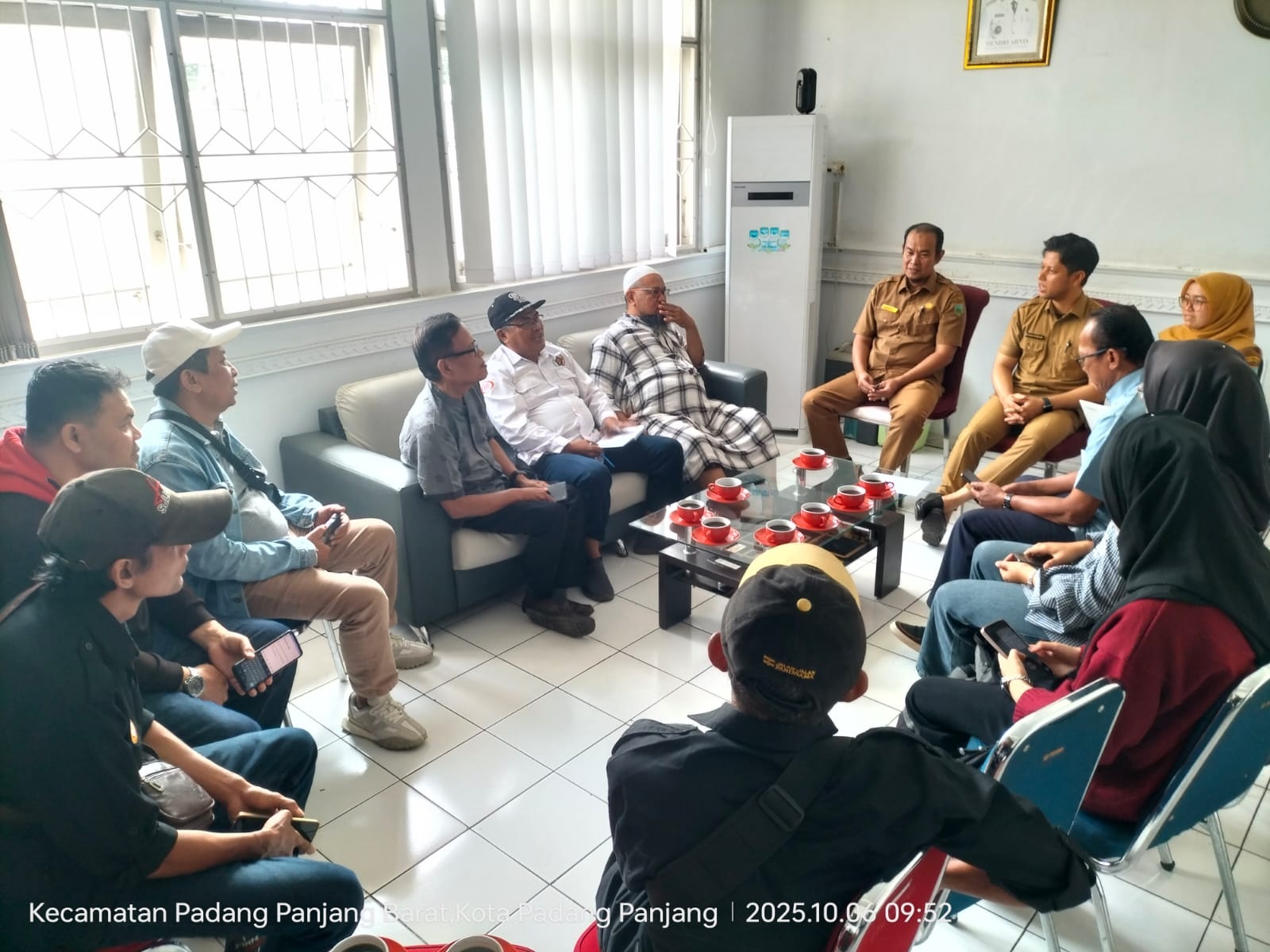 BERI KETERANGAN: Plt. Kepala Inspektorat Kota Padangpanjang, Davidson, saat memberikan keterangan kepada sejumlah wartawan di Kantor Inspektorat terkait temuan pelanggaran penggunaan anggaran.