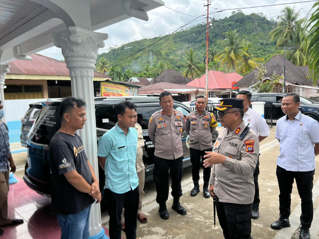 Kapolres Pesisir Selatan, AKBP Derry Indra, saat meninjau langsung lokasi dapur SPPG Kampung Lua Salido pasca insiden oven. (Dok Be)