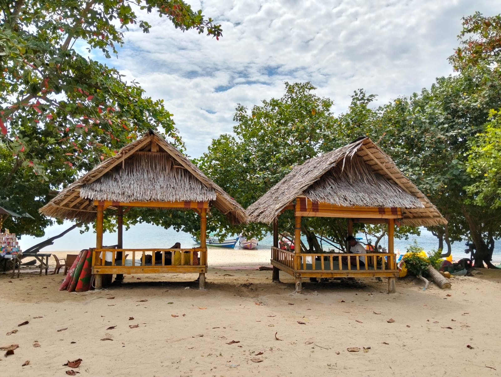 Beberapa pondok kayu yang bisa dimanfaatkan pengunjung untuk beristirahat di Pulau Setan.