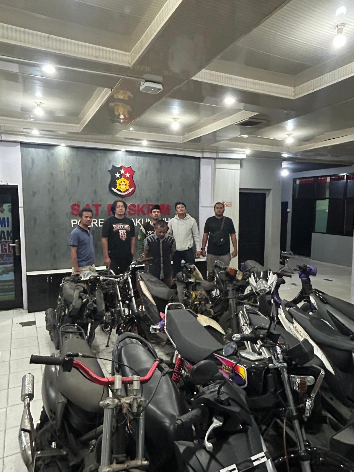 MERESAHKAN: Petugas Satreskrim Polres Payakumbuh menunjukkan barang bukti sepeda motor hasil curian dan belasan motor bodong yang diamankan dari sebuah showroom di Kecamatan Guguk, Jumat (10/10).