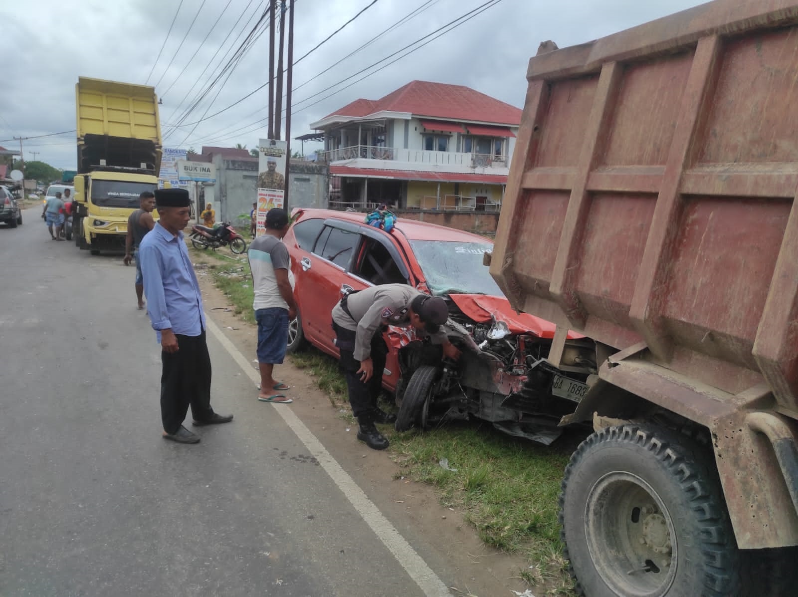 IDENTIFIKASI: Petugas kepolisian dari Polsek Linggo Sari Baganti tengah melakukan pemeriksaan terhadap dua kendaraan yang terlibat tabrakan maut di Jalan Raya Rimbo Panjang, Pessel, Kamis (16/10).