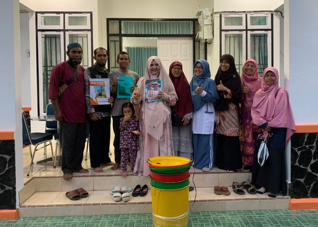 Anggota DPR RI Fraksi PKS, Hj. Nevi Zuairina, menyerahkan bantuan tong sampah kepada jejaring DPD PKS Pasaman Barat sambil berdialog dengan pelaku UMKM binaan. (Foto: Tim NZ)