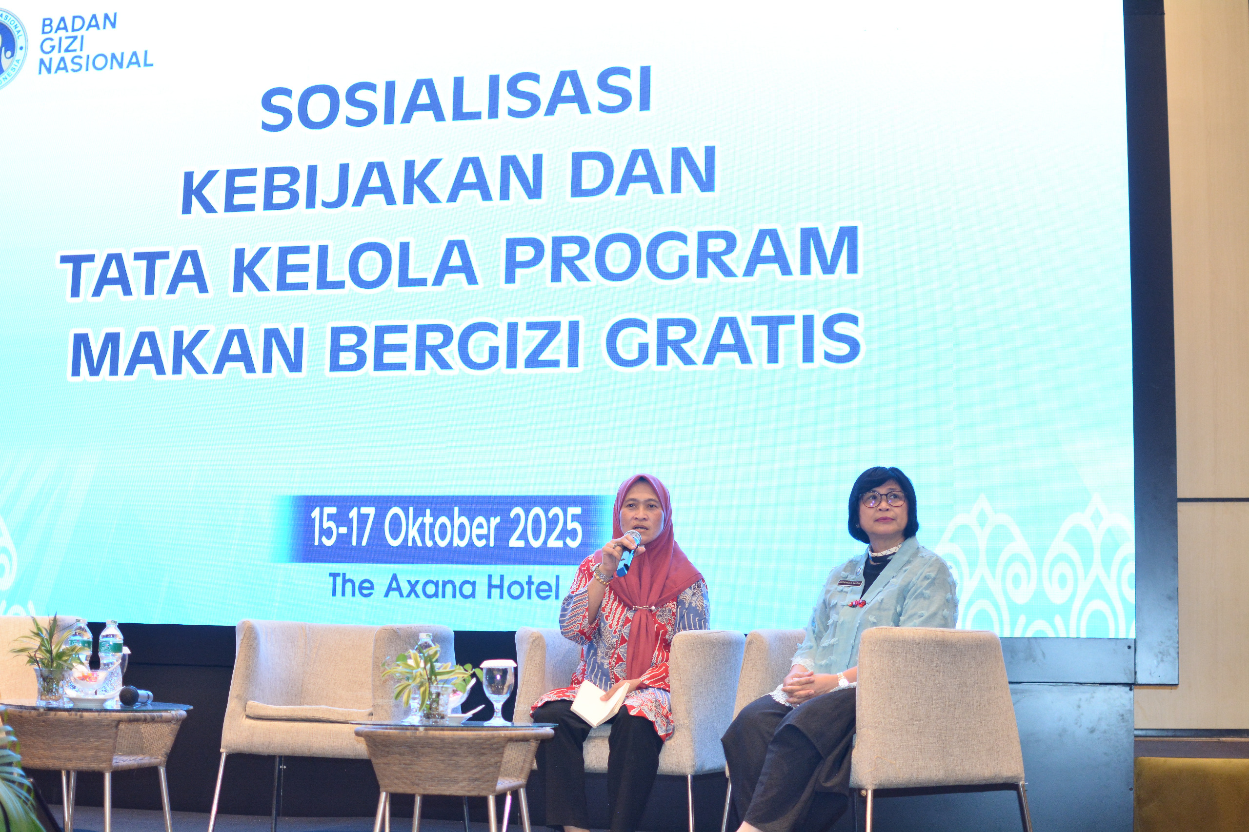 Direktur Sistem Pemenuhan Gizi BGN, Enny Indarti (kiri) saat menyampaikan materi pada Sosialisasi Kebijakan dan Tata Kelola Program MBG di Axana Hotel, kemarin.