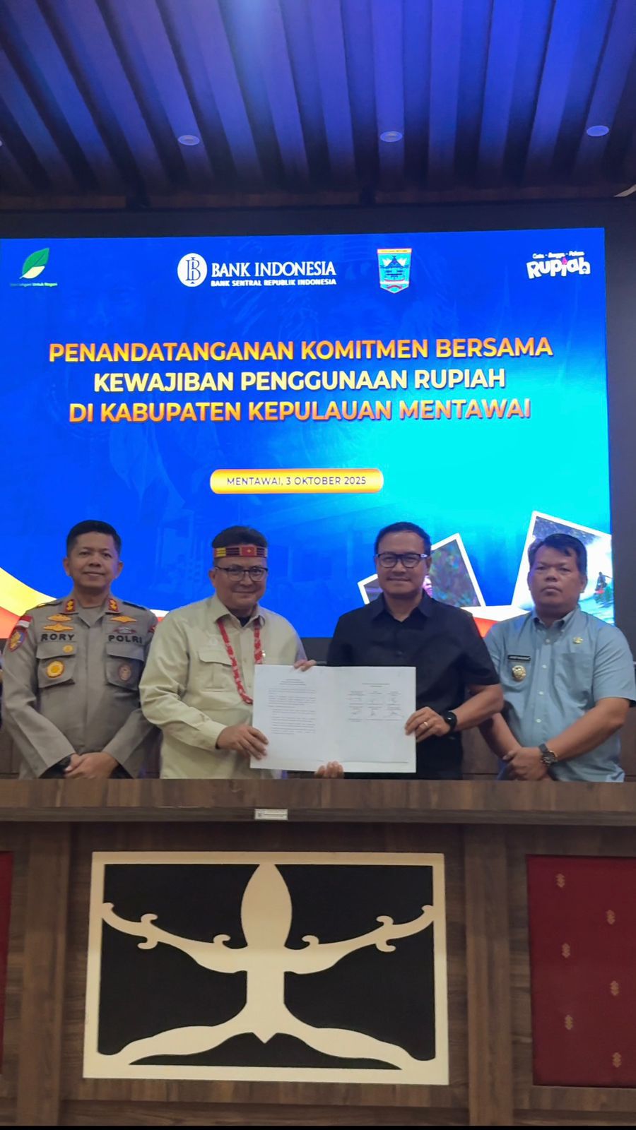 KPwBI Sumbar, Mohamad Abdul Majid Ikram bersama Forkopimda Mentawai memperlihatkan dokumen komitmen bersama penggunaan Rupiah sebagai alat transaksi resmi di Kepulauan Mentawai Jumat (3/10) lalu.