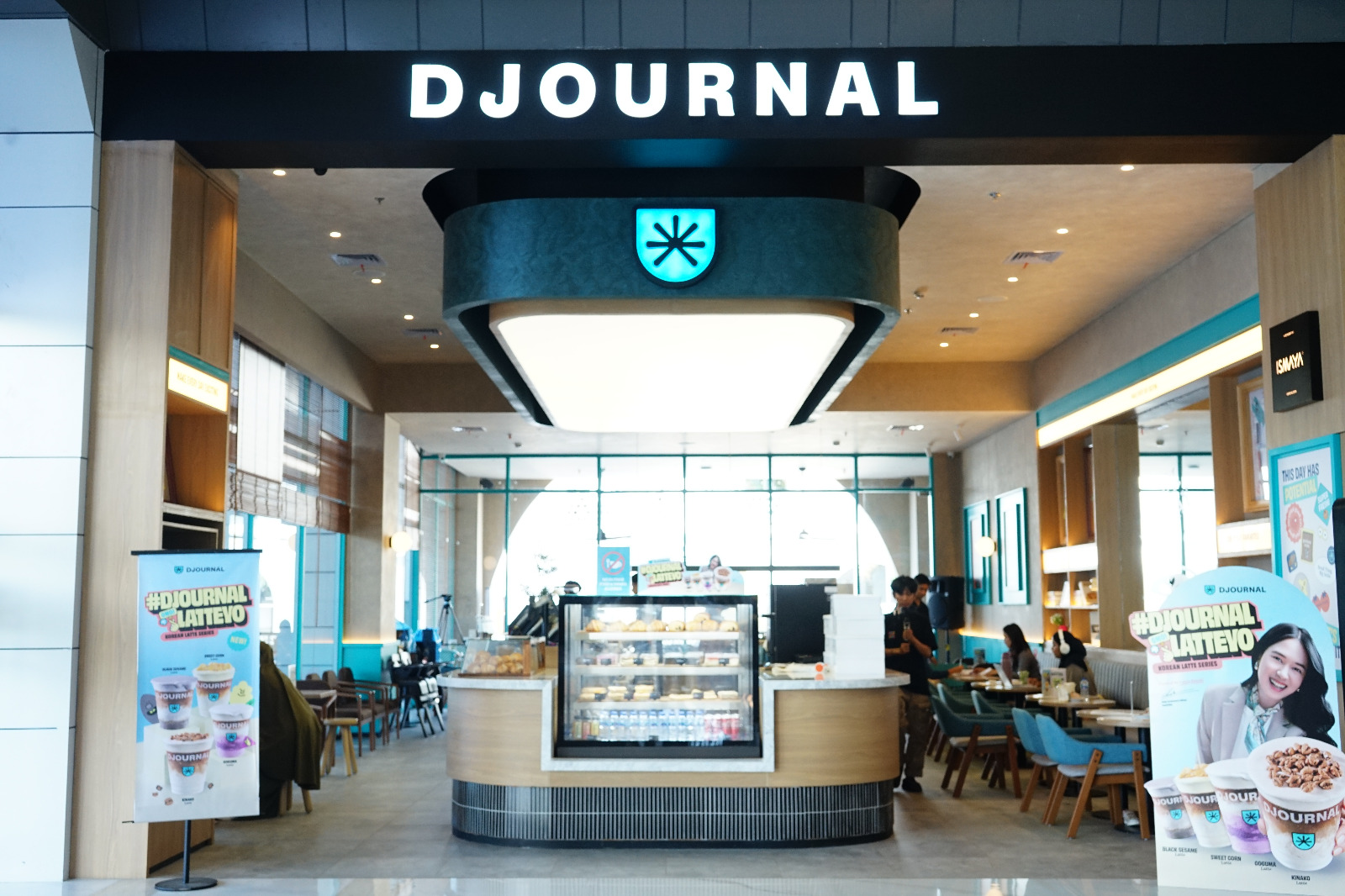 Djournal Coffee by ISMAYA Group kini resmi membuka gerainya di Basko City Mall, tepatnya di Main Lobby.