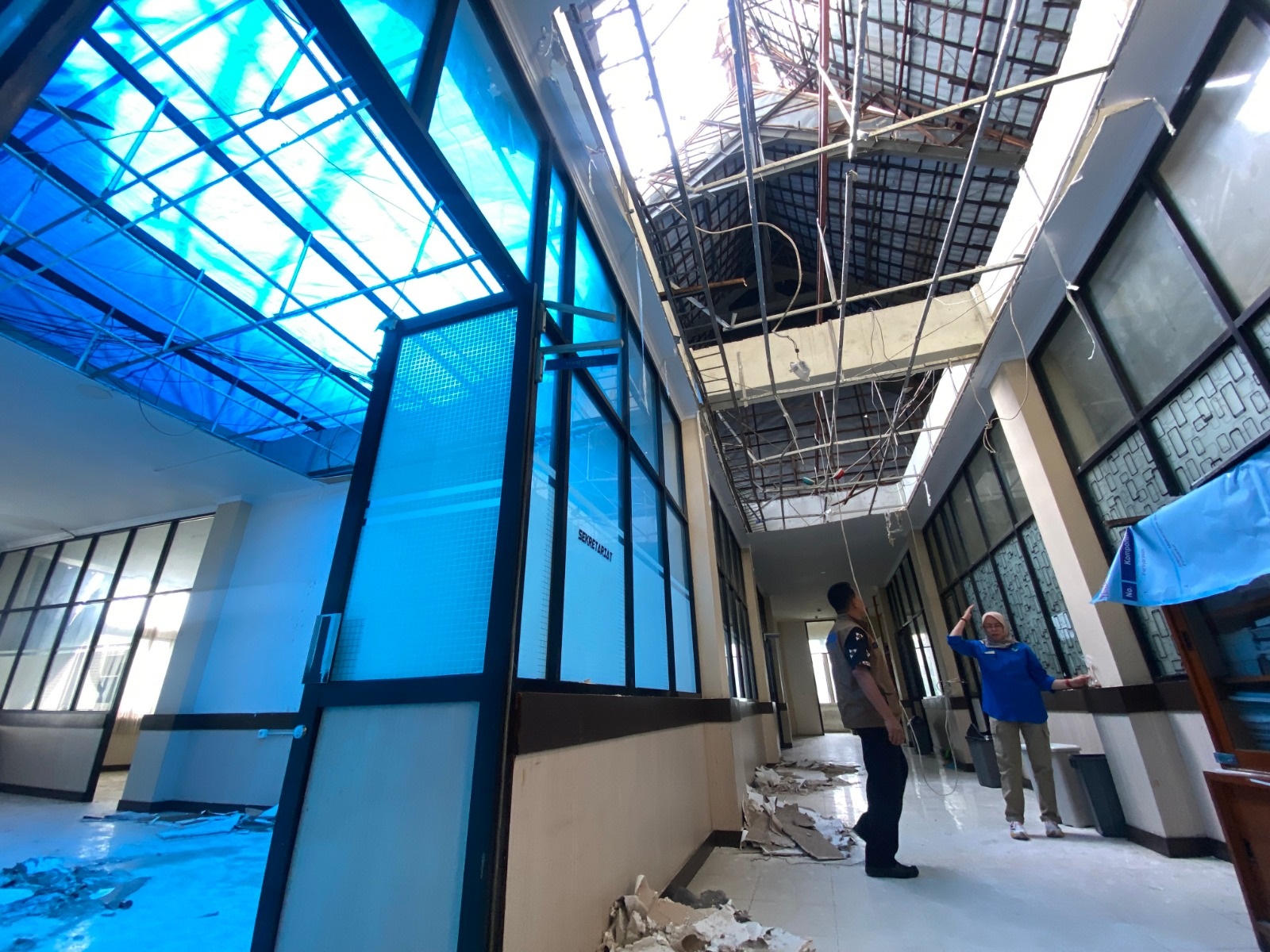 RUSAK: Kondisi Atap Gonjong Balai Kota Payakumbuh usai dilanda angin kencang pada Rabu (15/10) sore.a