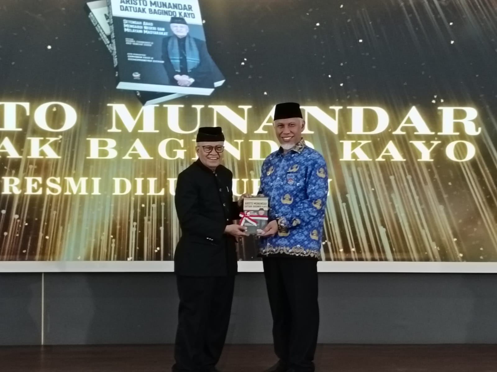 Aristo Munandar serahkan buku otobiografinya kepada Gubernur Sumbar Mahyeldi di Auditorium Gubernuran Sumbar, Jumat (17/10/2025).